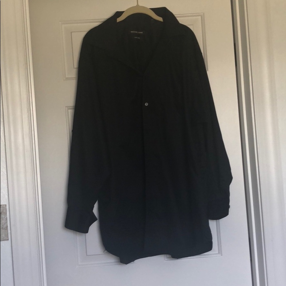 A great men’s Michael Kors shirt!!